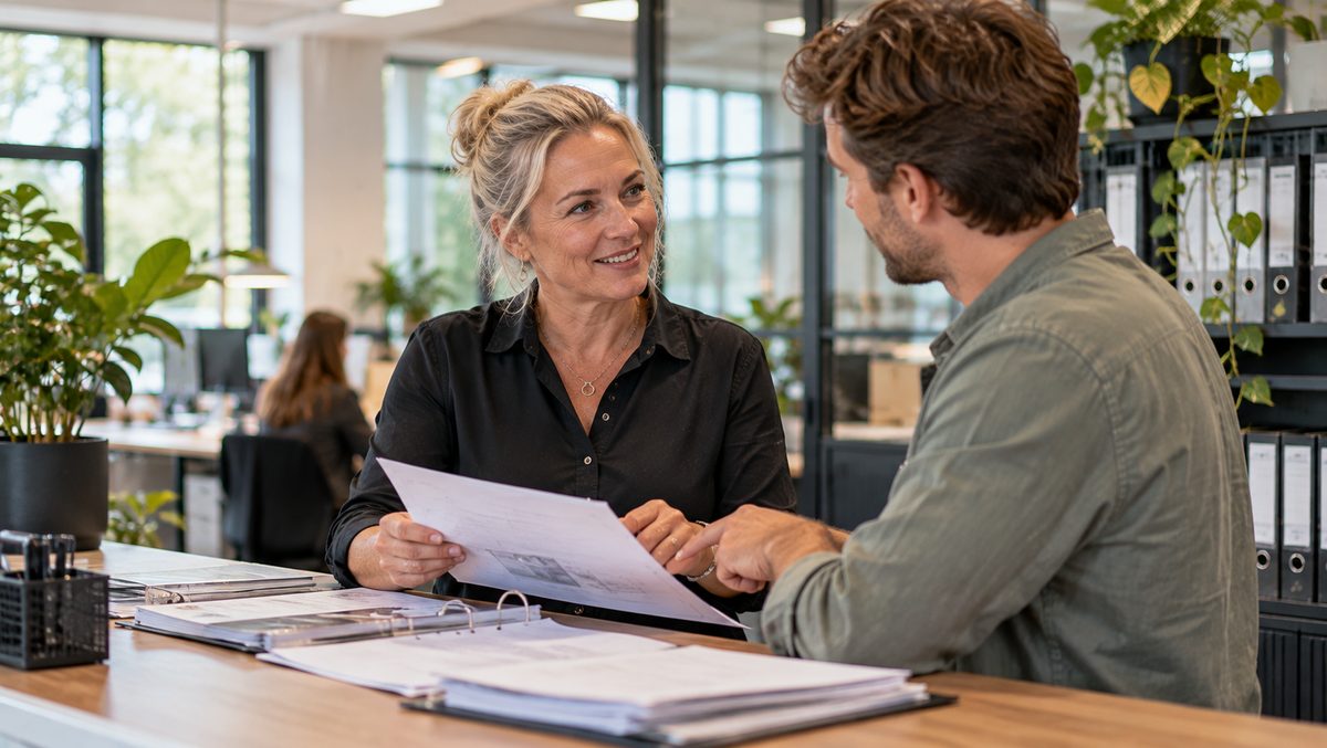 Twee collega's in overleg op kantoor